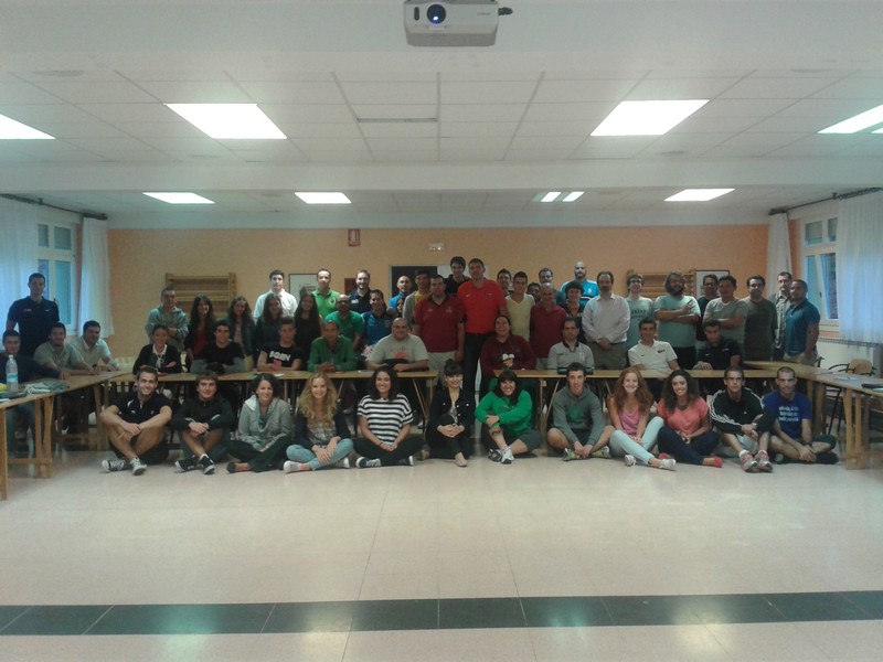 "Stage" del Comité Navarro de árbitros con un técnico de la Federación Española de Baloncesto.